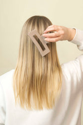 Stilvolle Haarklammer baileysfarben in einen mittelbraunen bis taupefarbenen Ton aus robustem und leichtem Material.