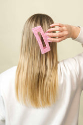 Stilvolle Haarklammer in modernem Soft Pink mit marmorierter Struktur aus robustem und leichtem Material.