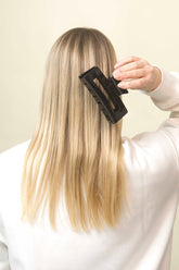 Stilvolle Haarklammer in schwarz aus robustem und leichtem Material.