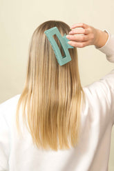 Stilvolle Haarklammer in pastellgrün aus robustem und leichtem Material.