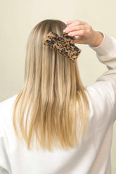 Stilvolle Haarklammer im klassischen Tortoise-Muster mit marmorierter Optik in Braun und Schwarz aus robustem und leichtem Material.