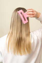 Stilvolle Haarklammer in rosa aus robustem und leichtem Material.