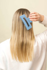 Stilvolle Haarklammer in hellblau aus robustem und leichtem Material.