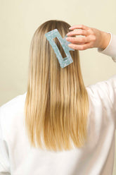 Stilvolle Haarklammer in marmoriertem Mintgrün mit perlmuttartigem Glanz aus robustem und leichtem Material.