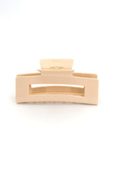 Stilvolle Haarklammer vanillefarben in hellem Beige aus robustem und leichtem Material.