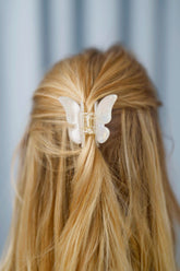 Schmetterling-Haarklammer im trendigen Design – ideal für halboffene Frisuren und Hochsteckfrisuren bei kürzerem Haar.