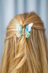 Schmetterling-Haarklammer im trendigen Design – ideal für halboffene Frisuren und Hochsteckfrisuren bei kürzerem Haar.