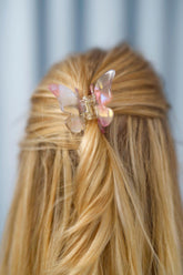 Schmetterling-Haarklammer im trendigen Design – ideal für halboffene Frisuren und Hochsteckfrisuren bei kürzerem Haar.