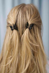 Schmetterling Mini Haarklammern in schwarz im 2er-Set – zarte Haaraccessoires zum Zurückstecken von Strähnen, ideal für verspielte Frisuren.