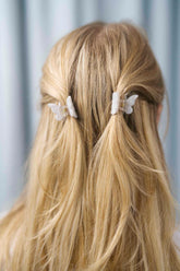 Schmetterling Mini Haarklammern in perlendem weiss im 2er-Set – zarte Haaraccessoires zum Zurückstecken von Strähnen, ideal für verspielte Frisuren.