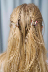 Schmetterling Mini Haarklammern im 2er-Set – zarte Haaraccessoires zum Zurückstecken von Strähnen, ideal für verspielte Frisuren.