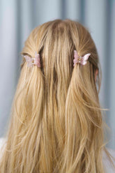 Schmetterling Mini Haarklammern im 2er-Set – zarte Haaraccessoires zum Zurückstecken von Strähnen, ideal für verspielte Frisuren.