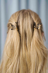 Schmetterling Mini Haarklammern im klassischen Tortoise-Muster mit marmorierter Optik in Braun und Schwarz in schwarz im 2er-Set – zarte Haaraccessoires zum Zurückstecken von Strähnen, ideal für verspielte Frisuren.