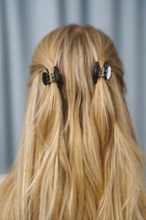 Mini Haarklammern in schwarz im 2er-Set – stylische und praktische Haaraccessoires zum Zurückstecken von Strähnen, ideal für kreative Frisuren.