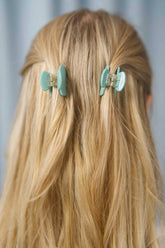 Mini Haarklammern in pastellgrün im 2er-Set – stylische und praktische Haaraccessoires zum Zurückstecken von Strähnen, ideal für kreative Frisuren.