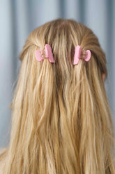 Mini Haarklammern in rosa im 2er-Set – stylische und praktische Haaraccessoires zum Zurückstecken von Strähnen, ideal für kreative Frisuren.