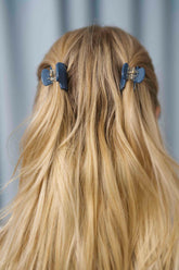 Mini Haarklammern in dunkelblau, navy im 2er-Set – stylische und praktische Haaraccessoires zum Zurückstecken von Strähnen, ideal für kreative Frisuren.