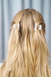Mini Haarklammern in perlendem weiss im 2er-Set – stylische und praktische Haaraccessoires zum Zurückstecken von Strähnen, ideal für kreative Frisuren.