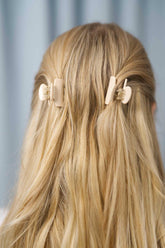 Mini Haarklammern vanillefarben in hellem Beige im 2er-Set – stylische und praktische Haaraccessoires zum Zurückstecken von Strähnen, ideal für kreative Frisuren.