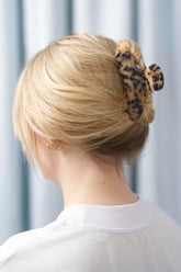 Moon Haarklammer im klassischen Tortoise-Muster mit marmorierter Optik in Braun und Schwarz mit stilvollem Design – elegantes und zeitloses Haaraccessoire für jeden Anlass, ideal für einen klassischen und unverwechselbaren Look.