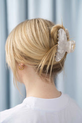 Moon Haarklammer in perlendem weiss mit stilvollem Design – elegantes und zeitloses Haaraccessoire für jeden Anlass, ideal für einen klassischen und unverwechselbaren Look.