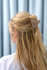 Square Haarklammer baileysfarben in einen mittelbraunen bis taupefarbenen Ton