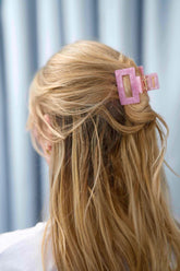 Square Haarklammer in modernem Soft Pink mit marmorierter Struktur und elegantem Design