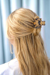 Square Haarklammer im klassischen Tortoise-Muster mit marmorierter Optik in Braun und Schwarz