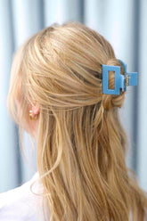 Square Haarklammer in hellblau mit elegantem Design, praktisches Haaraccessoire für unterwegs