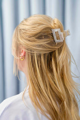 Square Haarklammer in perlendem weiss mit elegantem Design