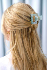 Square Haarklammer in marmoriertem Mintgrün mit perlmuttartigem Glanz