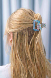 Square Haarklammer bunt marmoriert mit pastellblauen, rosa und weissfarbenen Akzenten mit elegantem Design