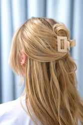 quare Haarklammer vanillefarben in hellem Beige mit elegantem Design