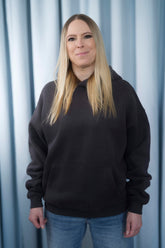 DARK GRAY Unisex Hoodie mit moderner, oversized Passform – kuschlig weich und aus hochwertigem Material.