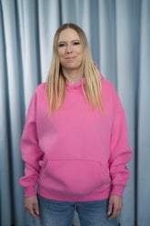 FRENCH FUCHSIA Unisex Hoodie mit moderner, oversized Passform – kuschlig weich und aus hochwertigem Material.