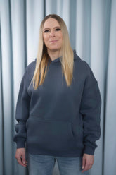 SLATE BLUE Unisex Hoodie mit moderner, oversized Passform – kuschlig weich und aus hochwertigem Material.