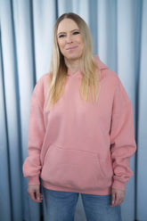 SOFT CORAL Unisex Hoodie mit moderner, oversized Passform – kuschlig weich und aus hochwertigem Material.