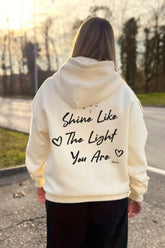 Moderner, oversized Unisex-Hoodie in Buttermilk Yellow aus kuschlig weicher Baumwolle mit einem Print auf der Rückseite.