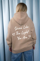 Moderner, oversized Unisex-Hoodie in Dark Beige aus kuschlig weicher Baumwolle mit einem Print auf der Rückseite.