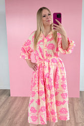 Mittellanges Damen-Oversized-Hemdkleid LUNA aus 100% Baumwolle in Butteryellow-Pink mit floralem Blumenmuster, Puffärmeln und Bindegürtel.