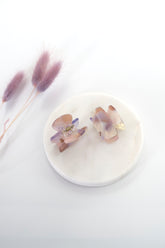 Mini Haarklammern in marmoriertem Rosa, Beige, Flieder, perlendem Weiss im 2er-Set – stylische und praktische Haaraccessoires zum Zurückstecken von Strähnen, ideal für kreative Frisuren.