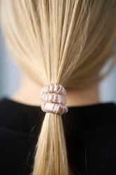 Seiden-Scrunchie in der Farbe Incarnadine – schonender Haargummi aus 100 % Seide für sanften Halt ohne Haarbruch.