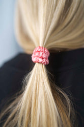 Seiden-Scrunchie in der Farbe Peach – schonender Haargummi aus 100 % Seide für sanften Halt ohne Haarbruch.