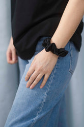 Midi Scrunchie aus 100 % Seide – sanfter Haargummi für optimalen Halt, elegantes Accessoire für Haare oder als Hingucker am Handgelenk in der Farbe Schwarz.