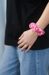 Midi Scrunchie aus 100 % Seide – sanfter Haargummi für optimalen Halt, elegantes Accessoire für Haare oder als Hingucker am Handgelenk in der Farbe Carmine.