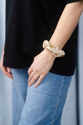 Midi Scrunchie aus 100 % Seide – sanfter Haargummi für optimalen Halt, elegantes Accessoire für Haare oder als Hingucker am Handgelenk in der Farbe Champagne.