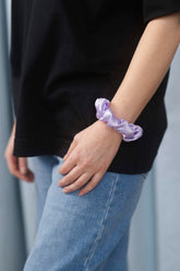 Midi Scrunchie aus 100 % Seide – sanfter Haargummi für optimalen Halt, elegantes Accessoire für Haare oder als Hingucker am Handgelenk in der Farbe Lilac.