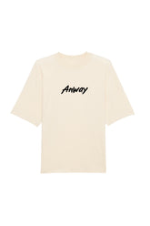 Oversized T-Shirt aus 100 % Bio-Baumwolle mit weitem, modernem Schnitt, erhältlich in Schwarz, Weiss und Natur. Individuell gestaltbar mit Wunschmotiv und frei wählbarer Platzierung. Weiche Qualität, überschnittene Ärmelansätze und lässiger Style für maximalen Tragekomfort. Mit Anway-Logo in Pinsel-Schrift auf der Vorderseite.