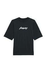 Oversized T-Shirt aus 100 % Bio-Baumwolle mit weitem, modernem Schnitt, erhältlich in Schwarz, Weiss und Natur. Individuell gestaltbar mit Wunschmotiv und frei wählbarer Platzierung. Weiche Qualität, überschnittene Ärmelansätze und lässiger Style für maximalen Tragekomfort. Mit Anway-Logo in Pinsel-Schrift auf der Vorderseite.