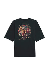Oversized T-Shirt aus 100 % Bio-Baumwolle mit weitem, modernem Schnitt, erhältlich in Schwarz, Weiss und Natur. Individuell gestaltbar mit Wunschmotiv und frei wählbarer Platzierung. Weiche Qualität, überschnittene Ärmelansätze und lässiger Style für maximalen Tragekomfort. Mit grossem buntem Blumenstrauss auf dem Rücken und „ANWAY VIBES“-Schriftzug.